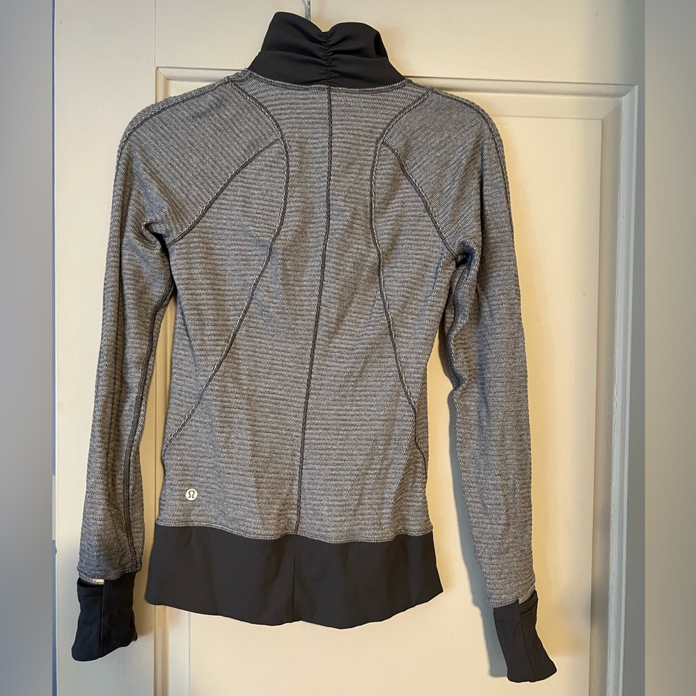 Lululemon Athletica Gray Patterned Pullover - image 2